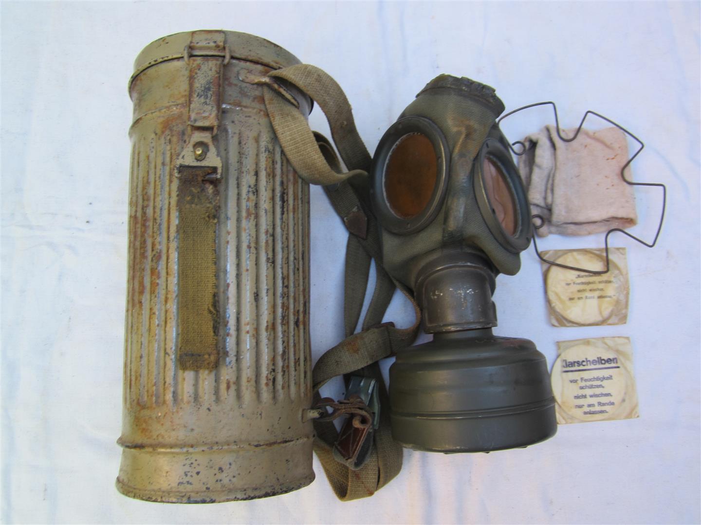 WW2 WL 'Feld Divisie' Camoflage Gasmask, Tin & Straps - Complete